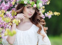 Długowłosa kobieta w wianku z kwiatów