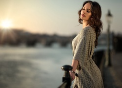 Długowłosa modelka w słońcu