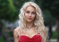 Długowłosa piękna blondynka