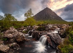 Szkocja, Rejon Highland, Dolina Glen Coe, Góra, Szczyt Buachaille Etive Mor, Rzeka Coupall, Skały, Roślinność, Chmury, Wschód słońca