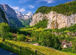 Góry, Alpy Berneńskie, Droga, Drzewa, Ogrodzenie, Dolina, Domy, Lauterbrunnen, Kanton Berno, Szwajcaria
