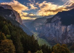 Szwajcaria, Kanton Berno, Dolina Lauterbrunnental, Góry Alpy, Drzewa, Chmury, Wschód słońca