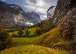 Szwajcaria, Oberland Berneński, Dolina Lauterbrunnental, Jesień,  Góry Alpy, Drzewa, Trawa, Skały