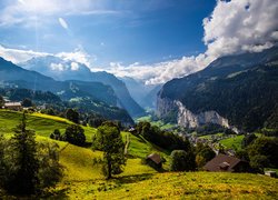 Góry, Alpy, Drzewa, Chmury, Domy, Dolina Lauterbrunnental, Lauterbrunnen, Kanton Bern, Szwajcaria