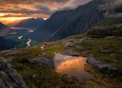 Norwegia, Gmina Rauma, Dolina Romsdalen, Rzeka Rauma, Góry Romsdalsalpene, Zachód słońca