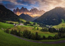 Włochy, Wieś Santa Maddalena, Dolina Val di Funes, Góry, Dolomity, Lasy, Drzewa, Domy, Kościół, Chmury