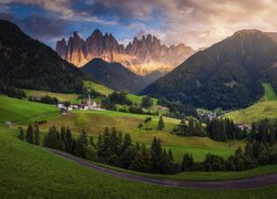 Dolina Val di Funes i rozświetlone słońcem Dolomity