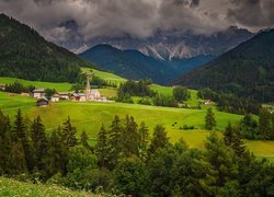 Góry, Dolomity, Wieś, Santa Maddalena, Dolina, Val di Funes, Drzewa, Lasy, Domy, Droga, Chmury, Włochy