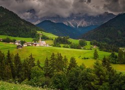 Góry, Dolomity, Wieś, Santa Maddalena, Dolina, Val di Funes, Drzewa, Lasy, Domy, Droga, Chmury, Włochy