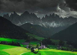 Włochy, Dolomity, Dolina Val di Funes, Domy, Kościół, Góry, Masyw Odle, Ciemne, Chmury
