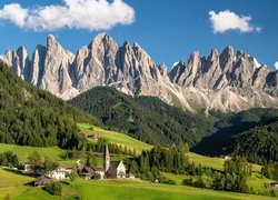 Włochy, Dolina Val di Funes, Wieś, Santa Maddalena, Góry, Dolomity, Lasy, Drzewa, Domy, Kościół, Chmury