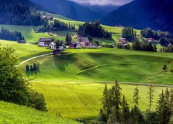 Dolina Val di Funes w Dolomitach i wieś Santa Maddalena