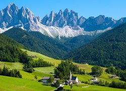 Włochy, Dolomity, Dolina Val di Funes, Wieś Santa Maddalena, Góry, Lasy, Drzewa, Domy, Kościół