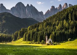 Dolina Val di Funes z kościołem św. Jana we włoskich Dolomitach