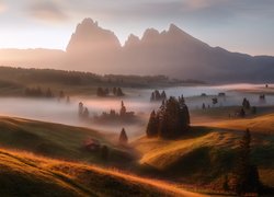 Płaskowyż Seiser Alm, Dolina Val Gardena, Góry Sassolungo, Włochy, Dolomity, Mgła, Domy, Jesień