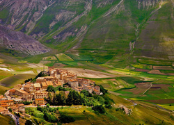 Dolina Valnerina we włoskich górach Sibillini