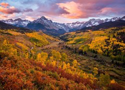 Dolina w górach San Juan Mountains jesienią