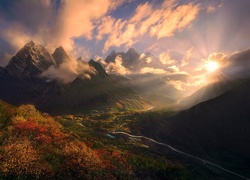 Dolina w Himalajach o zachodzie słońca
