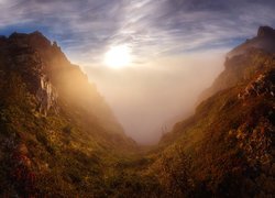 Norwegia, Wyspa Senja, Góry, Dolina, Mgła, Przebijające słońce