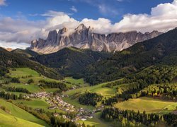 Włochy, Region Trydent-Górna Adyga, Prowincja Bolzano-Alto Adige, Drzewa, Góry Dolomity, Dolina