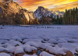Dolina Yosemite Valley i góry Sierra Nevada zimową porą