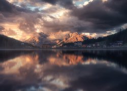 Góry, Dolomity, Chmury, Jezioro, Misurina Lake, Domy, Grand Hotel Misurina, Cortina dAmpezzo, Region Cadore, Włochy