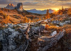 Dolomity w słońcu jesienią