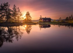 Norwegia, Ringerike, Jezioro Vaeleren, Zachód słońca, Drzewa, Dom, Odbicie
