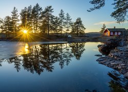 Norwegia, Ringerike, Jezioro Vaeleren, Dom, Drzewa, Promienie słońca