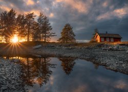 Norwegia, Ringerike, Promienie słońca, Chmury, Jezioro Vaeleren, Łódka, Drzewa, Dom