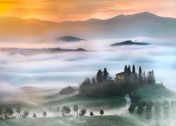 Dom i wzgórza w Toskanii we mgle