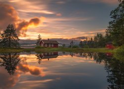 Dom na brzegu jeziora Vaeleren w Norwegii