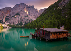 Włochy, Południowy Tyrol, Jezioro Pragser Wildsee, Dolomity, Góry, Drewniany, Dom, Łódki, Drzewa