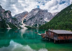 Włochy, Południowy Tyrol, Jezioro, Pragser Wildsee, Drzewa, Lasy, Góry, Dolomity, Drewniany, Domek, Łódki, Chmury