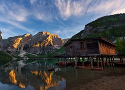 Włochy, Południowy Tyrol, Jezioro Pragser Wildsee, Dolomity, Góry, Drewniany, Dom, Łódki, Chmury