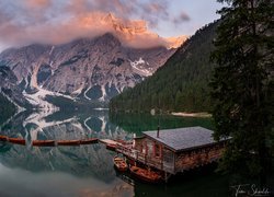 Włochy, Jezioro Pragser Wildsee, Lago di Braies, Góry Dolomity, Pomost, Drewniany, Domek, Łódki, Chmury