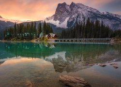 Dom na pomoście nad jeziorem Emerald Lake w Parku Narodowym Yoho