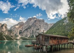 Włochy, Jezioro, Pragser Wildsee, Lago di Braies, Góry Dolomity, Pomost, Drewniany, Domek, Łódki, Chmury