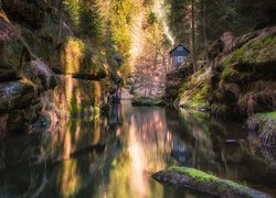 Dom na skale nad rzeką Kamienicą w Czechach