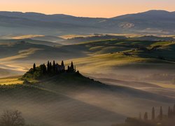 Dom na wzgórzu na tle doliny Valdorcia w Toskanii