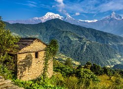 Dom na wzgórzu z widokiem na Himalaje