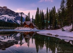 Dom nad jeziorem Emerald Lake o zmroku