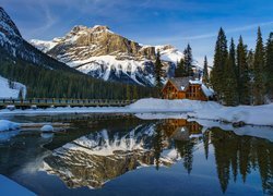 Kanada, Park Narodowy Yoho, Góry, Jezioro Emerald, Drzewa, Dom