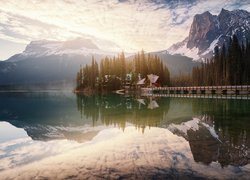 Park Narodowy Yoho, Góry, Las, Drzewa, Jezioro Emerald Lake, Dom, Most, Chmury, Prowincja Kolombia Brytyjska, Kanada