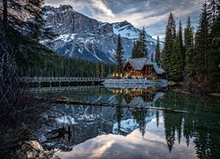  Kanada, Park Narodowy Yoho, Jezioro Emerald Lake, Góry, Dom, Las, Mostek, Chmury