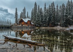 Kanada, Park Narodowy Yoho, Jezioro Emerald Lake, Góry, Dom, Drzewa, Las, Mostek, Chmury