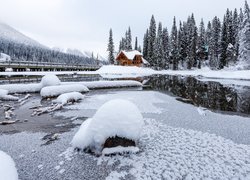 Park Narodowy Yoho, Jezioro, Emerald Lake, Śnieg, Drzewa, Świerki, Góry, Mgła, Chmury, Dom, Zima, Kanada