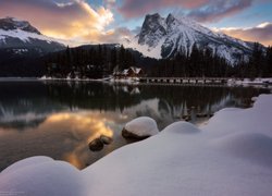 Park Narodowy Yoho, Jezioro, Emerald Lake, Zima, Dom, Most, Góry, Drzewa, Kanada