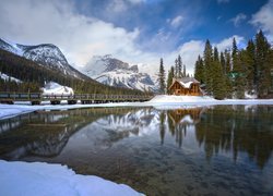 Kanada, Park Narodowy Yoho, Jezioro Emerald Lake, Zima, Góry, Dom, Las, Mostek, Chmury