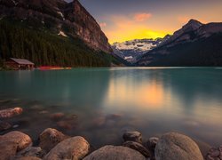 Góry, Jezioro, Lake Louise, Drzewa, Dom, Zachód słońca, Park Narodowy Banff, Alberta, Kanada